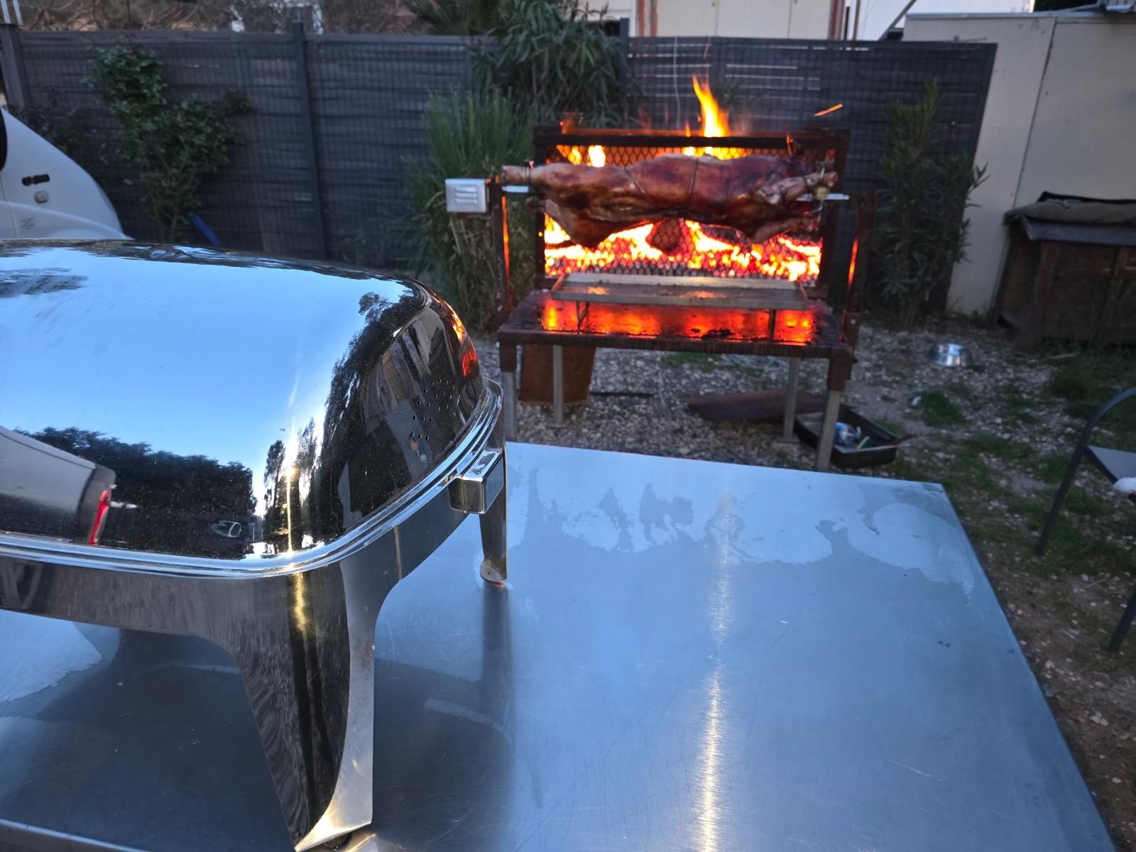 Chafing dishes inox garnis de cochon à la broche, repas d'entreprise dans le Gard