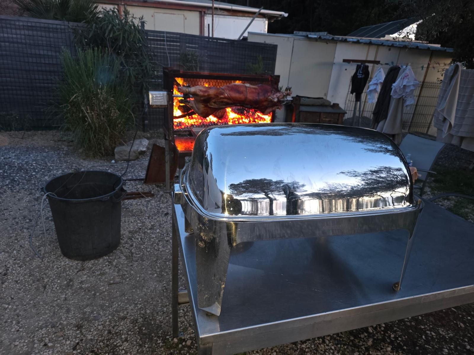 Service traiteur événementiel avec chafing dishes inox, prestation clé en main dans le Gard
