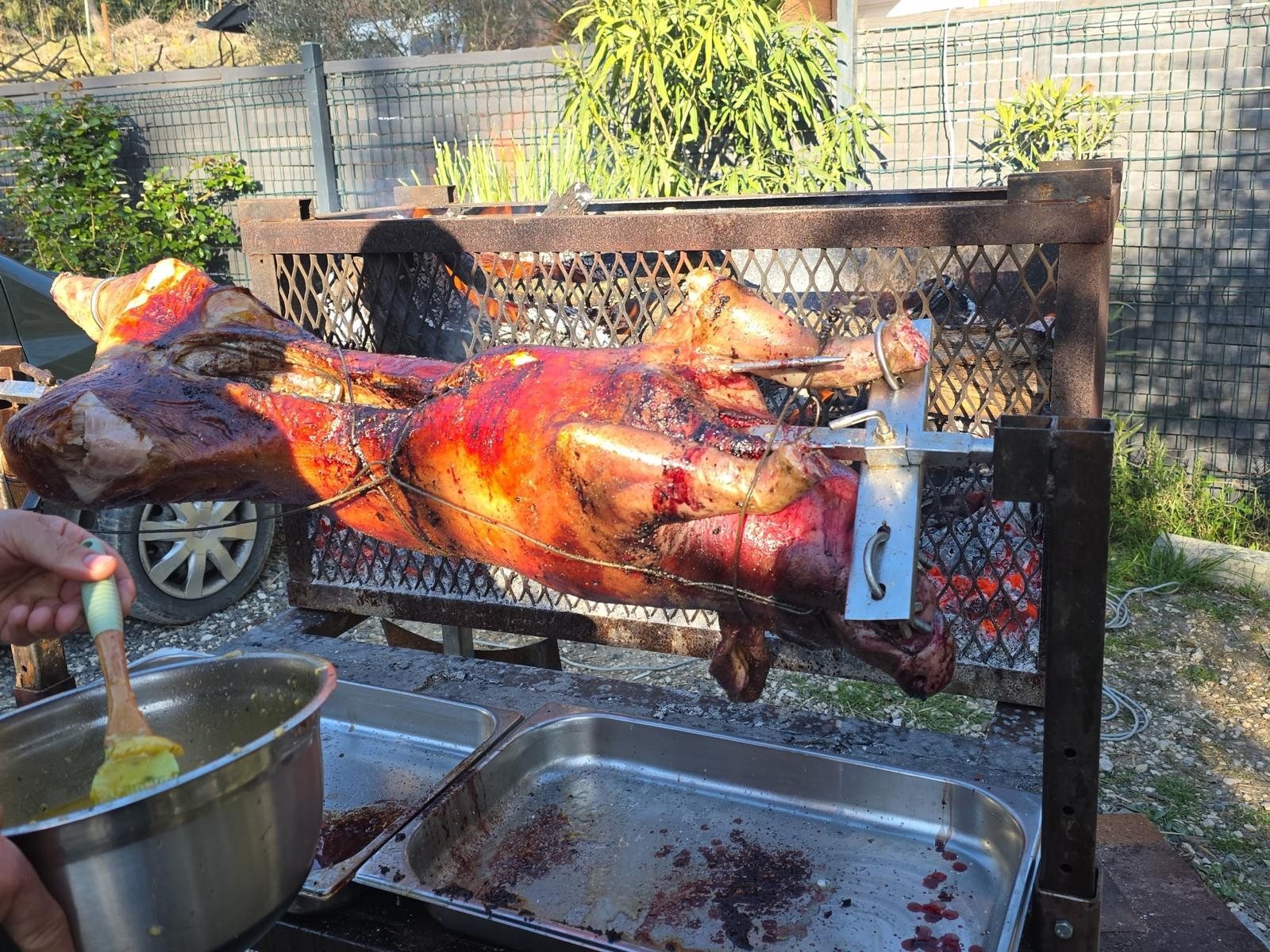 Cochon à la broche arrosé de sucs, traiteur à Bagnols-sur-Cèze