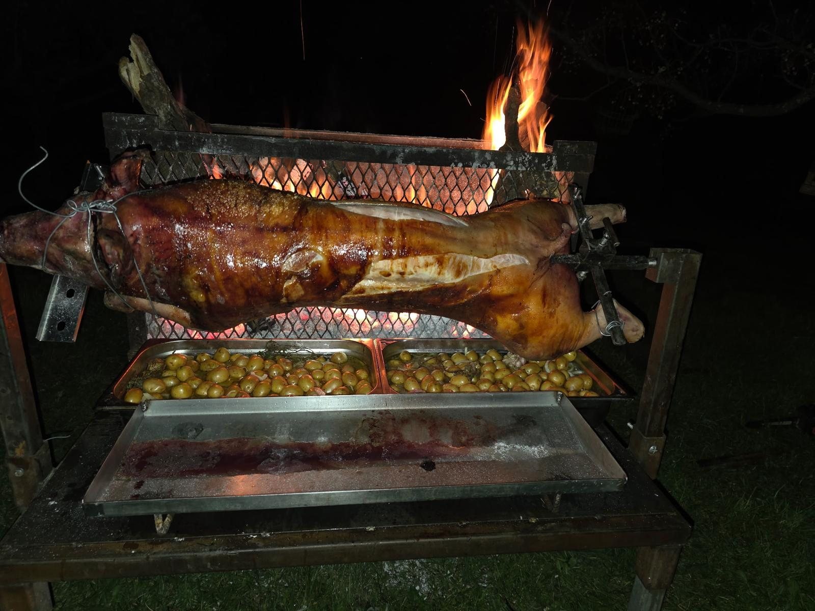 Cochon à la broche doré, cuit au feu de bois dans le Gard