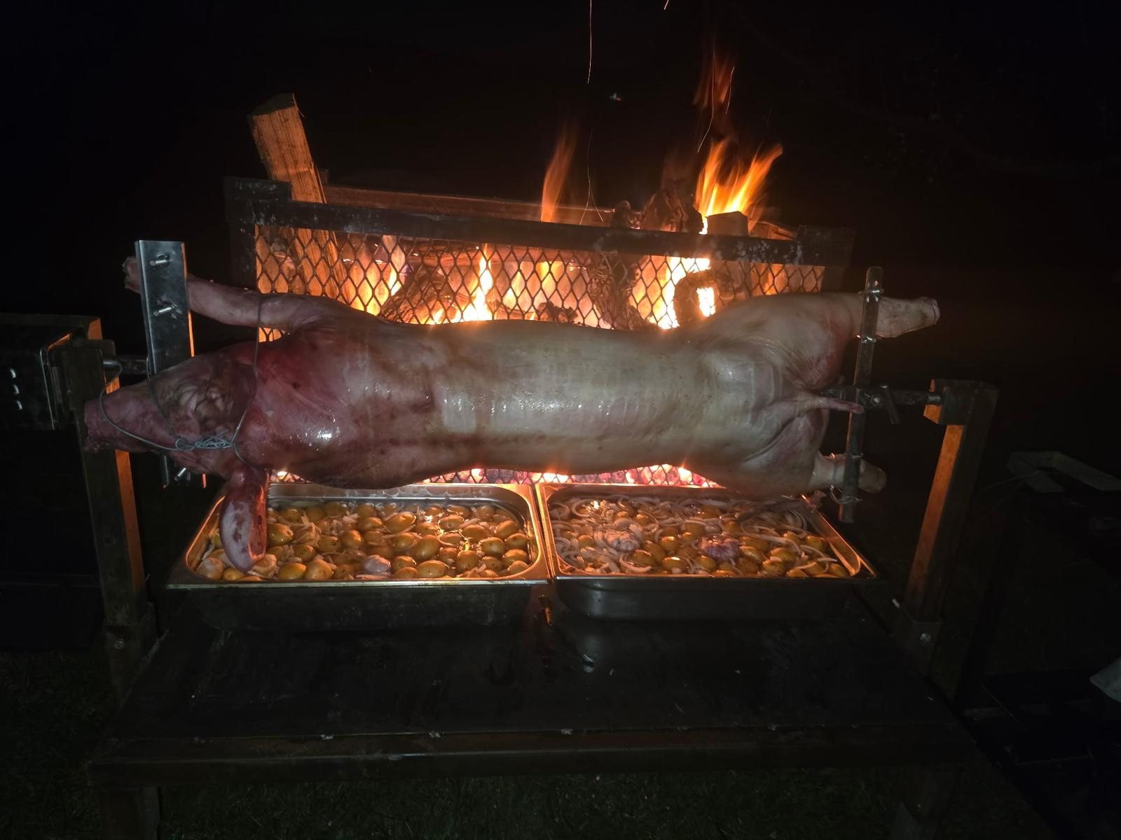 Cochon à la broche avec pommes de terre, repas de famille dans le Gard