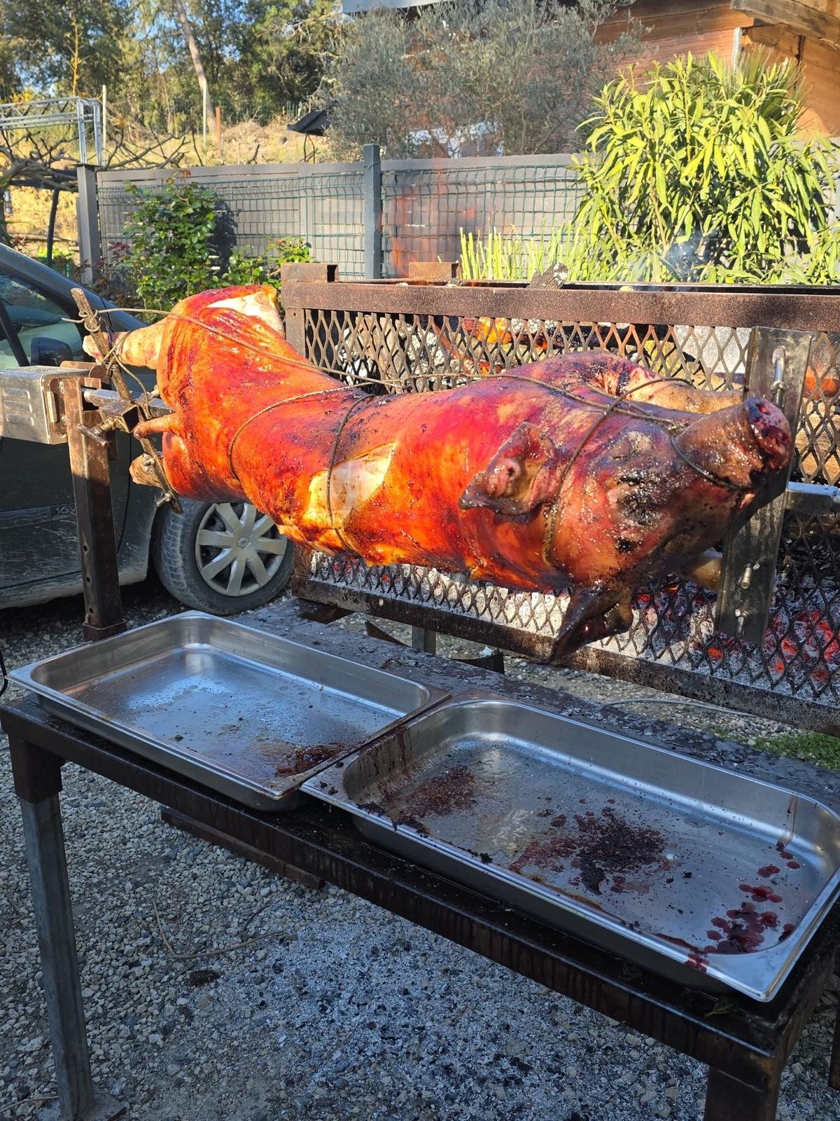 Détail de cuisson d'un cochon à la broche, traiteur en Vaunage