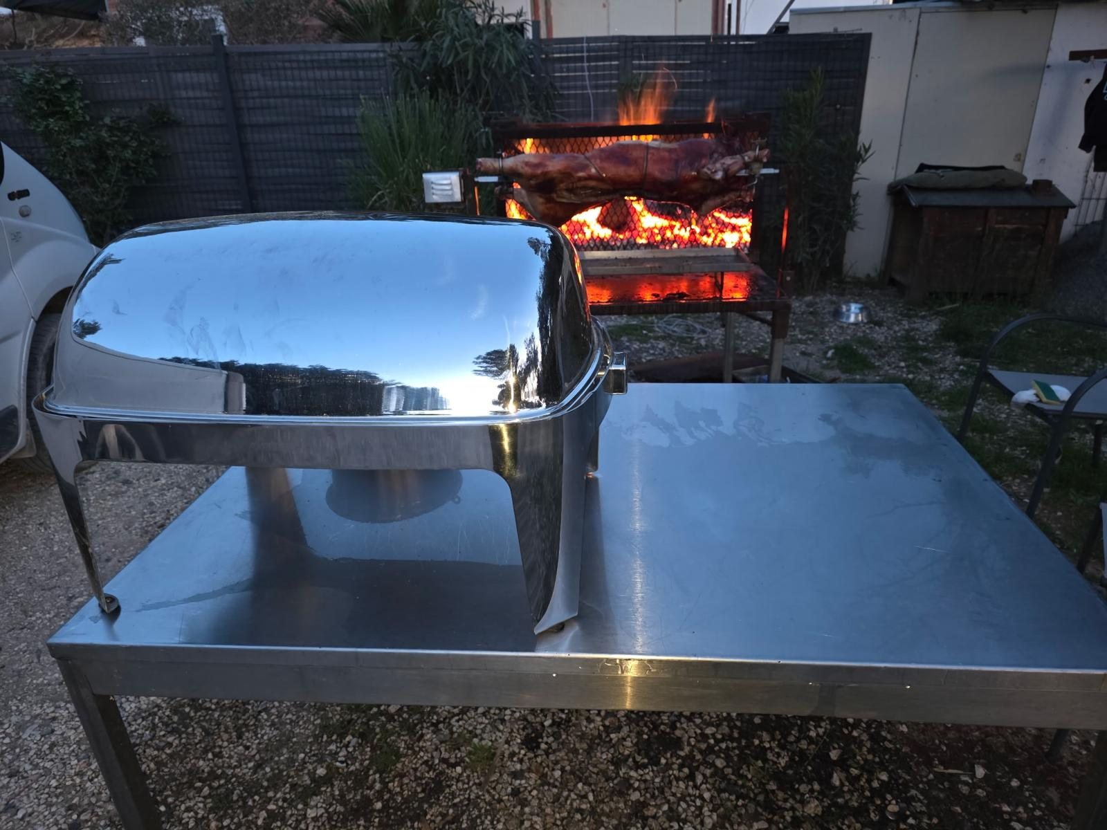 Cochon à la broche au feu de bois lors d'une fête de village dans le Gard